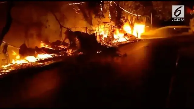 Puluhan kios di Kawasan Sukalila hangus terbakar. Diduga kebakaran akibat api korsleting listrik yang menjalar di salah satu kios.