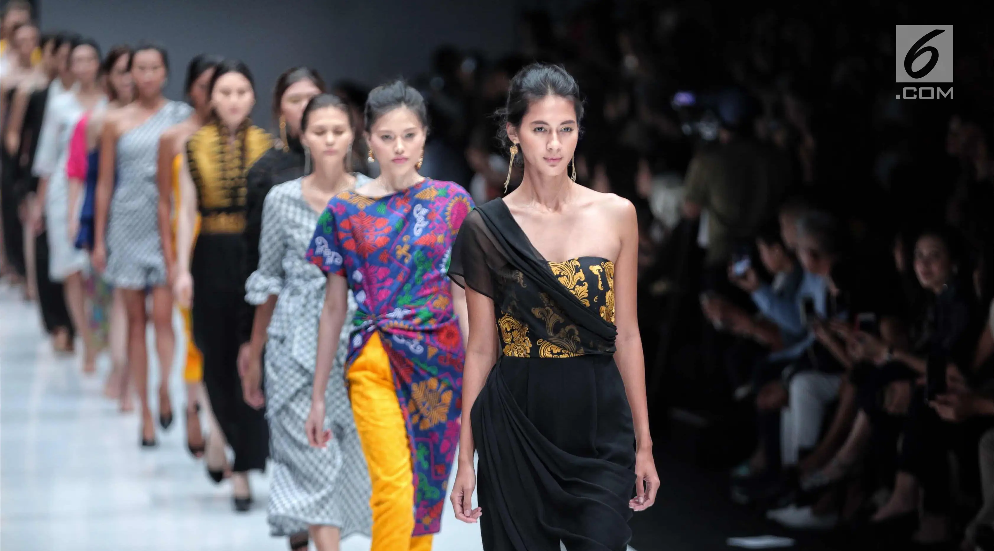 Sejumlah model berjalan diatas catwalk mengenakan busana rancangan Paulina Katarina dalam ajang Jakarta Fashion Week 2018 di Senayan City, Jakarta, Kamis (26/10). (Liputan6.com/Faizal Fanani)