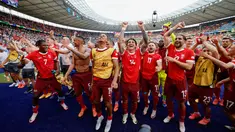 Pemain Swiss melakukan selebrasi setelah memastikan diri lolos ke babak perempat final dengan menumbangkan Italia pada babak 16 besar Euro 2024 di Olympiastadion Berlin, Sabtu (29/6/2024). (AFP/Axel Heimken)