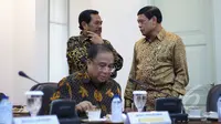 Menko Polhukam, Tedjo Edhy Purdijatno berbincang dengan Jaksa Agung, HM Prasetyo saat menunggu dimulainya ratas yang membahas sektor kelautan dan perikanan di Kantor Istana Kepresidenan, Jakarta, Senin (13/4/2015). (Liputan6.com/Faizal Fanani)