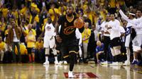 Pemain Cleveland Cavaliers,  Kyrie Irving, saat pertandingan melawan Golden State Warriors dalam  Final NBA gim kedua di Oracle Arena, Oakland, California, AS, (04/06/2017). (AFP/Ezra Shaw)