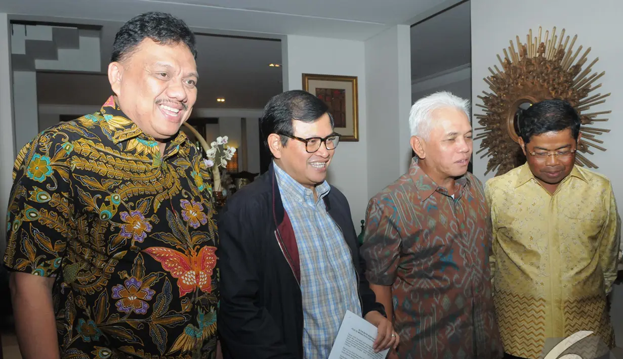 Kiri-kanan : Olly Dondokambey, Pramono Anung, Hatta Rajasa dan Idrus Marham saat membahas kesepakatan damai antara Koalisi Indonesia Hebat dengan Koalisi Merah Putih, Jakarta. Foto diambil pada Sabtu (15/11/2014)(Liputan6.com/Herman Zakharia)