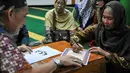 Sudah banyak warga keturunan Tionghoa yang masuk Islam di Masjid Lautze ini, Jakarta, Sabtu (11/6). Seorang perempuan tampak membaca dua kalimat syahadat saat  proses menjadi mualaf di Masjid Lautze. (Liputan6.com/Yoppy Renato).