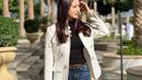 <p>Tweed blazer berwarna putih dan celana jeans adalah kombinasi outfit terbaik.&nbsp;(instagram/natashawilona12)</p>