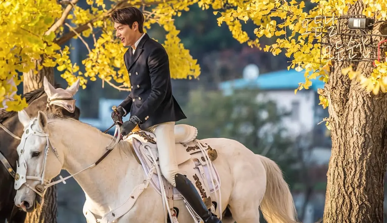 Gaya Lee Min Ho satu ini dianggap netizen seperti pangeran berkuda. Ia terlihat tampil menawan saat menaiki kuda putih. (Liputan6.com/IG/@anstagram_._)