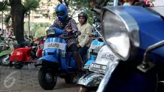 Penggemar vespa melaju di area Jakarta Mods Mayday 2017 di Parkir Timur Senayan, Jakarta, Sabtu (13/5). Jakarta Mods Mayday 2017 merupakan ajang berkumpulnya penggemar skuter Vespa. (Liputan6.com/Johan Tallo)