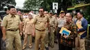 Wagub DKI Jakarta Djarot Saiful Hidayat (tengah) berbincang dengan para staffnya saat inspeksi mendadak di JCC, Selasa (3/1/2016). Tinjauan terkait kesiapan pelaksanaan KTT Luar Biasa OKI pada 6-7 Maret mendatang. (Liputan6.com/Helmi Fithriansyah)