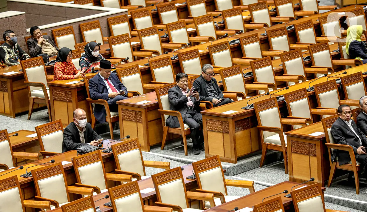 Keempat, persetujuan Perpanjangan waktu pembahasan terhadap: a. Rancangan Undang-Undang tentang Energi Baru dan Energi Terbarukan; b. Rancangan Undang-Undang tentang Konservasi Sumber Daya Alam Hayati dan Ekosistemnya; dan c. Rancangan Undang-Undang tentang Kesejahteraan Ibu dan Anak, dilanjutkan dengan pengambilan keputusan. (Liputan6.com/Faizal Fanani)