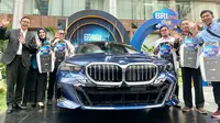 PT Bank Rakyat Indonesia (Persero) Tbk menyerahkan hadiah utama program loyalitas BRImo FSTVL kepada para nasabah terpilih pada Kamis, 15 Mei 2025. (Tasha/Liputan6.com)