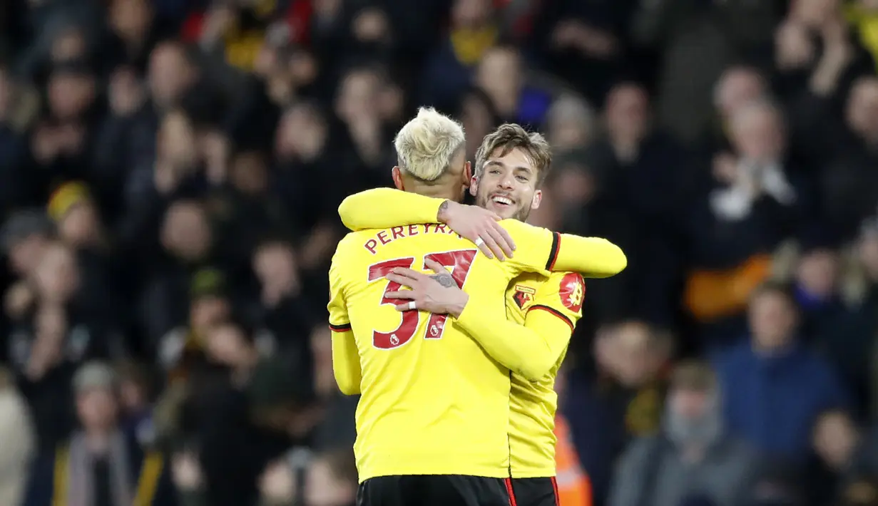 Pemain Watford Roberto Pereyra dan Kiko Femenia merayakan kemenangan atas Liverpool pada laga Premier League di Stadion Vicarage Road, Sabtu (29/2/2020). Watford menang 3-0 atas Liverpool. (AP/Alastair Grant)