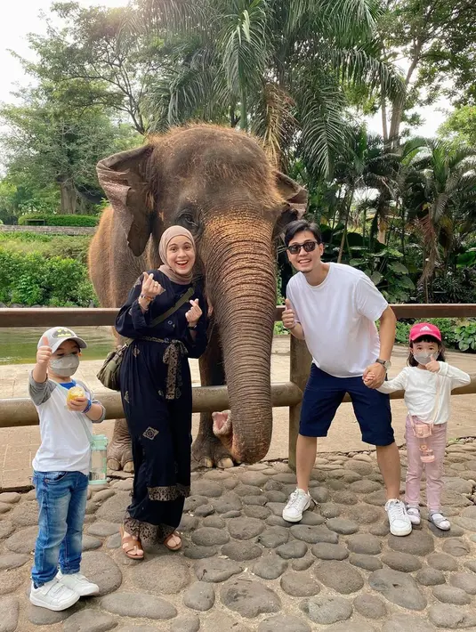 Foto bersama dengan seekor gajah saat berkunjung ke kebun bintang. (Instagram/missnyctagina)