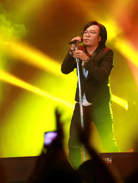 Mengenakan kaus putih berlapis jas hitam, penampilan Ari Lasso memberikan suasana rock yang manis setelah sebelumnya penonton dicekoki  pop- jazz oleh Tulus. (Deki Prayoga/Bintang.com)