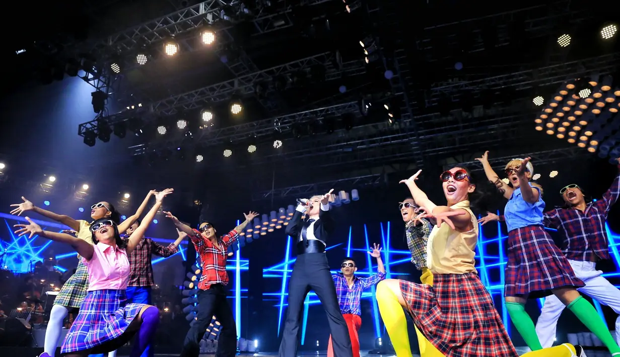 Dipanggung yang besar dan megah itu, Agnez bernyanyi dan menari dengan apik. Bahkan, ia juga terlihat mendatangi Erwin Gutawa yang mengiringi setiap lagu yang dibawakannya. (Adrian Putra/Bintang.com)