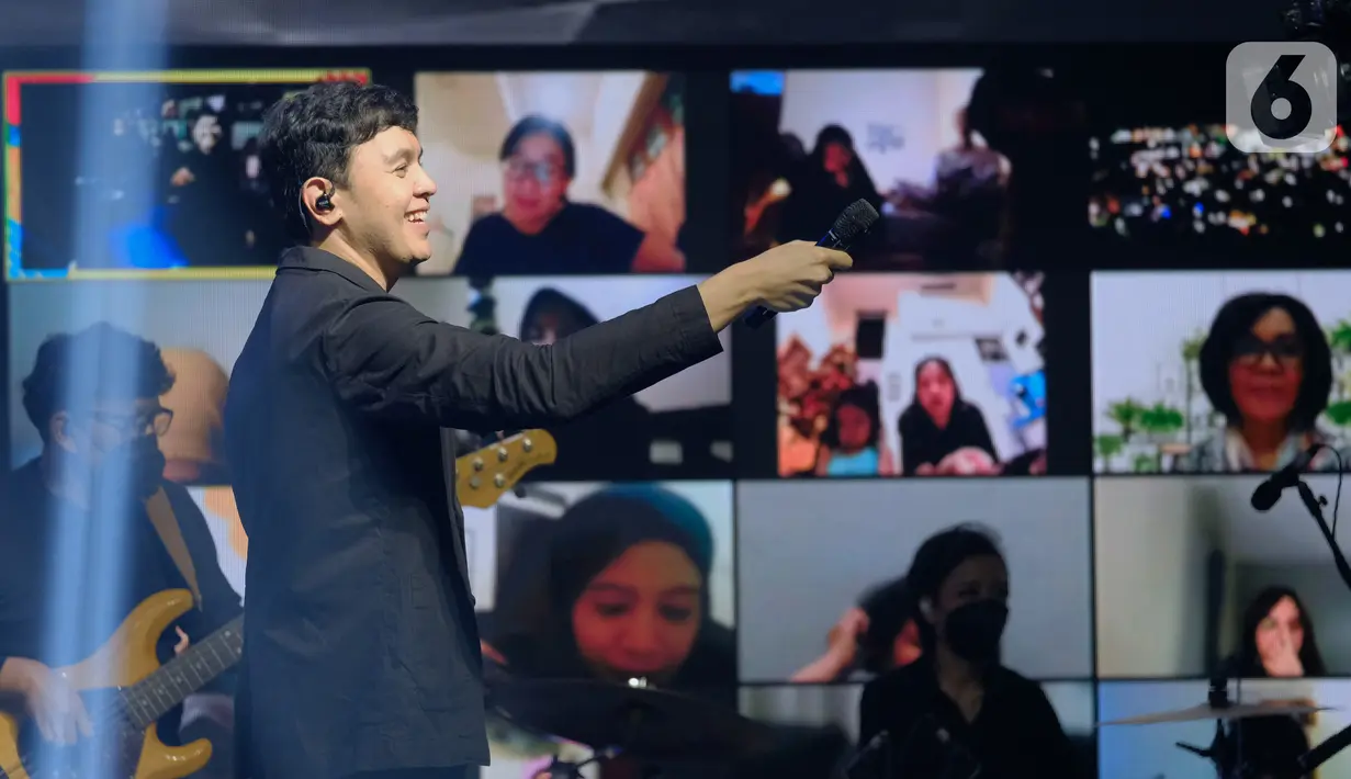 Penyanyi Tulus saat tampil pada acara Prodia Healthy Fun Festival  di Jakarta, (4/12/2021). Prodia Healthy Fun Festival 2021 hadir secara webinar yang mengangkat topik-topik kesehatan,keuangan hingga kuliner. (Liputan6.com/HO/Ridwan)