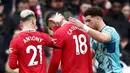 Pemain Manchester United, Antony dan pemain Soouthampton, Che Adams, berusaha menenangkan Casemiro setelah menerima kartu merah saat pertandingan melawan Southampton pada laga Liga Inggris di Stadion Old Trafford, Minggu (12/3/2023). (AFP/Darren Staples)