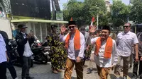 Pasangan calon gubernur dan Wakil gubernur Jakarta Ridwan Kamil - Suswono tiba di Hotel Maxone, Jakarta Pusat yang menjadi titik temu sebelum mendaftar ke KPU Jakarta. (Liputan6.com/Luqman Rimadi)