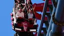 Pengunjung saat menaiki wahana roller coaster "Red Force" dalam acara peresmian Ferrari Land, di PortAventura resort, Barcelona, Spanyol, (6/4). Desain depan roller coaster "Red Force" pun dibuat seperti mobil balap Formula 1. (AFP Photo / Lluis Gene)