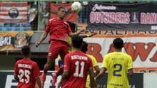 Gelandang Persija Jakarta, Bruno Matos, menyundul bola saat melawan 757 Kepri Jaya pada laga Piala Indonesia di Stadion Patriot Bekasi, Jawa Barat, Rabu (23/1). Persija menang 8-2 atas Kepri. (Bola.com/Yoppy Renato)
