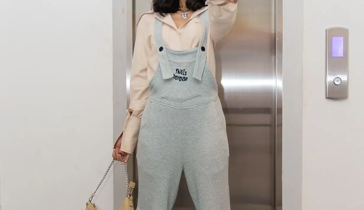 Lewat akun Instagram pribadinya, Asila kerap membagikan OOTD yang sederhana namun tetap terlihat stylish. [Foto: IG/therealaisamaisa].