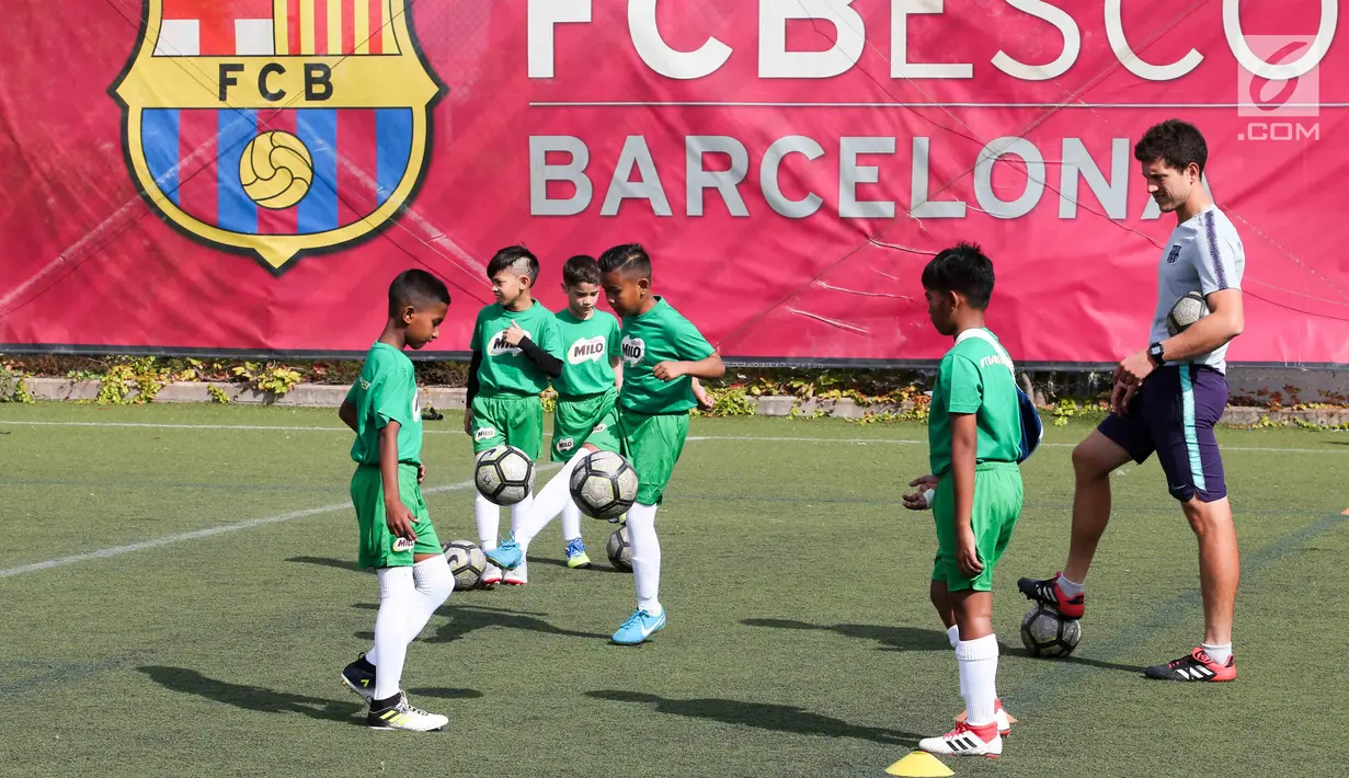 Pemain terbaik MILO Football Championship 2018 saat mendapatkan kesempatan berlatih di Barça Academy Barcelona. Para pemain terbaik ini telah menjalani pelatihan selama lima hari sejak 30 September–3 Oktober. (Liputan6.com/Rizky)