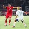 Pemain Timnas Indonesia, Muhammad Ferarri (kiri) berusaha melewati penjagaan pemain Filipina, Javier Alessandro Mariona saat laga Grup B Piala AFF 2024 yang berlangsung di Stadion Manahan, Solo, Jawa Tengah, Sabtu (21/12/2024). (Bola.com/Abdul Aziz)