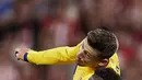 Pemain Barcelona, Clement Lenglet berebut bola dengan Striker Athletic Bilbao, Inaki Williams  selama pertandingan perdana La Liga Spanyol di Stadion San Mames, Sabtu (17/8/2019). Bilbao menang tipis atas Barcelona dengan skor 1-0. (AP Photo/Ion Alcoba Beitia)