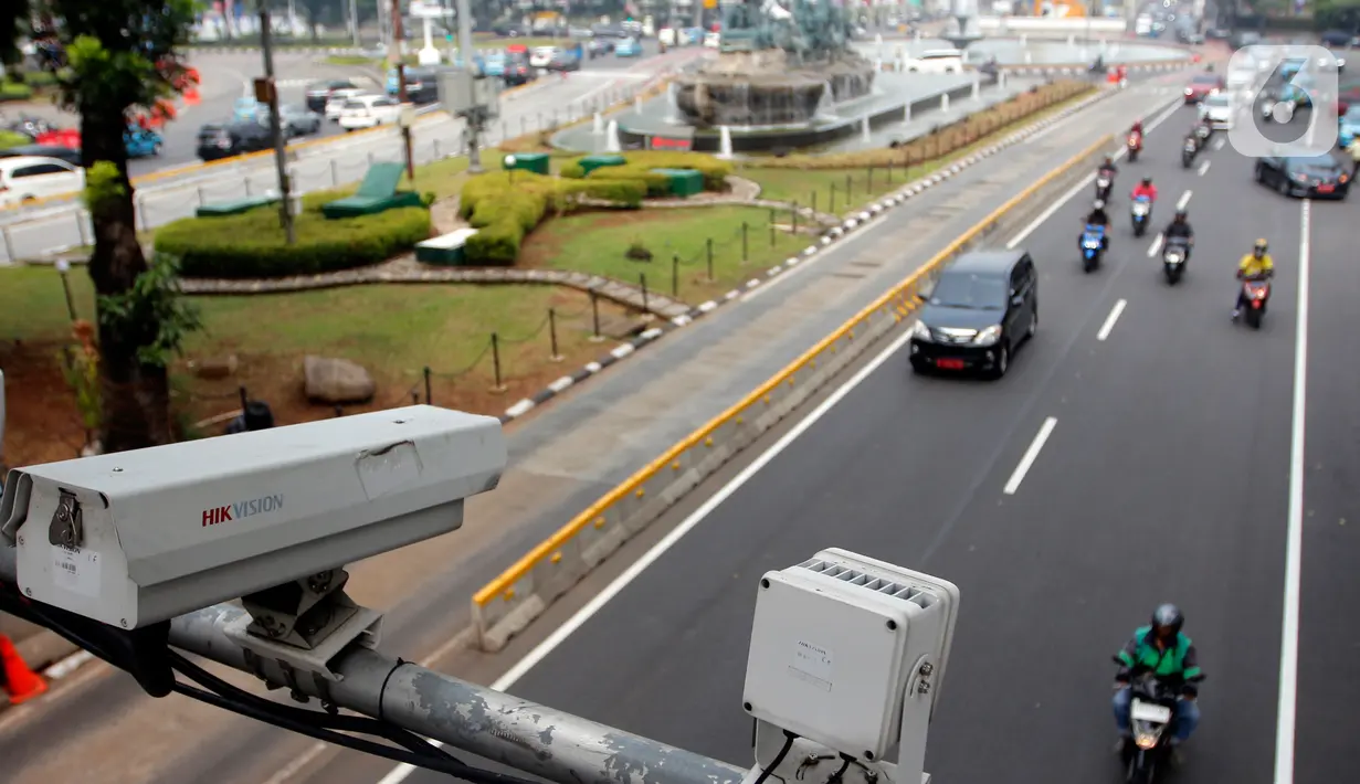 Kamera tilang ETLE mampu menjangkau semua kendaran yang berada dalam radius 20-30 meter dari titip penempatan kamera. (Liputan6.com/Johan Tallo)