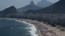 Orang-orang menikmati hari di pantai Copacabana di Rio de Janeiro, Brasil, pada 16 Februari 2025. (Pablo PORCIUNCULA/AFP)