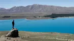 Turis berpose di Observatorium Mount John di Danau Tekapo, Selandia Baru (6/10). Danau ini terbesar kedua dari tiga danau paralel di utara-selatan sepanjang tepi utara Lembah Sungai Mackenzie di Pulau Selatan Selandia Baru. (AP Photo/Mark Baker)