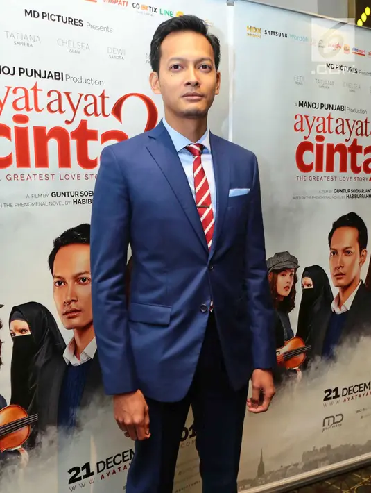 Pemain film Ayat-Ayat Cinta 2, Fedi Nuril berpose dengan setelan jas berwarna biru usai konferensi pers di Jakarta, Kamis (7/12). Fedi Nuril  berperan sebagai Fahri bin Abdullah Shiddiq di film tersebut. (Liputan6.com/Herman Zakharia)
