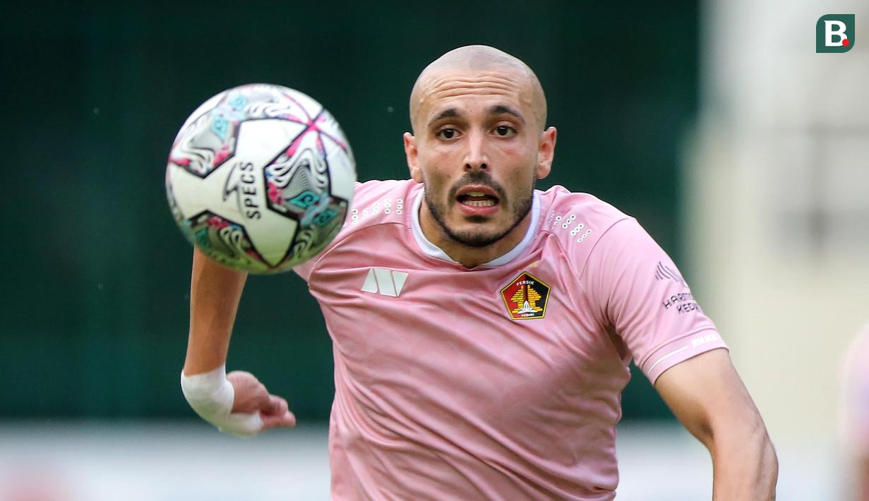 Youssef Ezzejjari. Striker Persik Kediri berkebangsaan Spanyol-Maroko berusia 28 tahun ini telah melepaskan 13 tembakan tepat sasaran dari total 21 percobaan yang dilakukan. Akurasinya mencapai 61,9 persen dan berbuah 6 gol ke gawang lawan dari 9 laga yang dijalani. (Bola.com/Bagaskara Lazuardi)