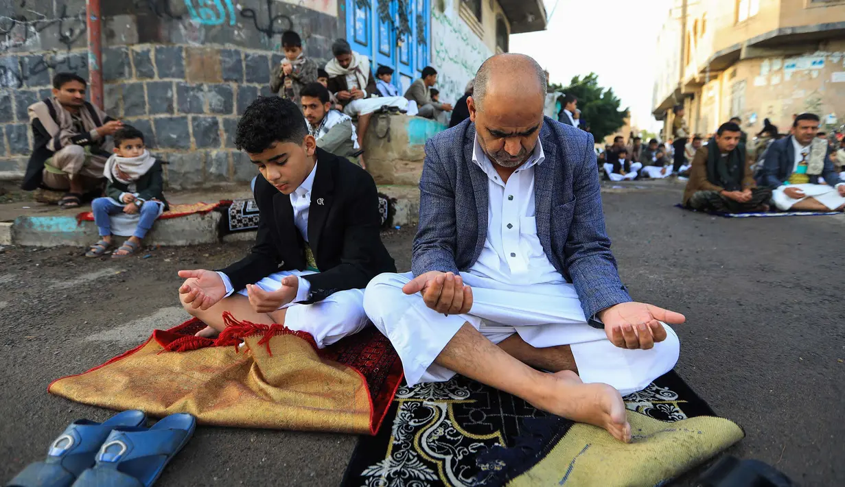 Warga Yaman menghadiri salat Idul Fitri di luar sebuah masjid di ibu kota Sanaa pada 10 April 2024. (MOHAMMED HUWAIS/AFP)
