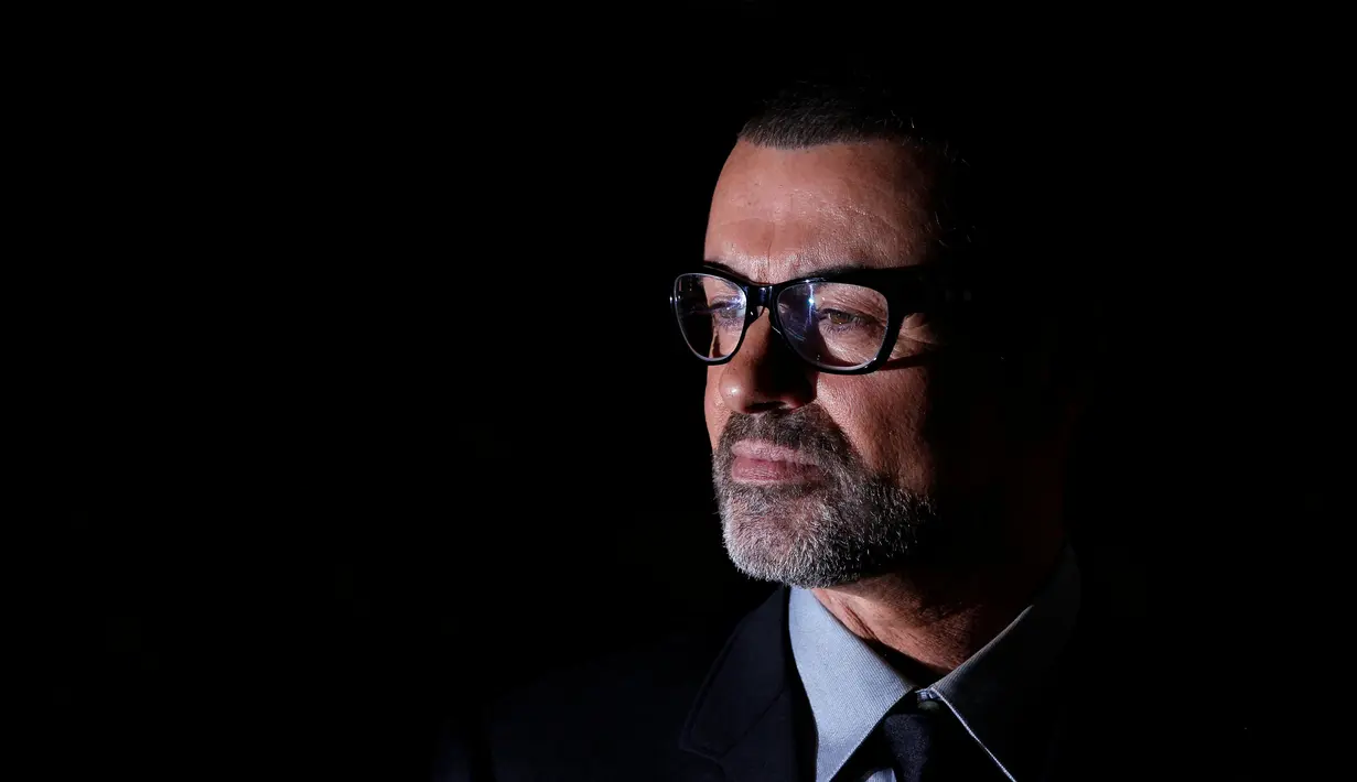 Penyanyi pop Inggris, George Michael lahir pada 25 Juni 1963 dengan nama lengkap Georgios Kyriacos Panayiotou. Michael meraih ketenaran melalui duo Wham! di tahun 80an. (REUTERS/Stefan Wermuth/File Photo)