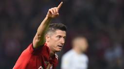 Penyerang Bayern Munchen, Robert Lewandowski termasuk pemain yang menjadi incaran Manchester United pada bursa transfer 2018 untuk menambah tajam lini depan Setan Merah di Premier League 2018-2019.  (AFP/Christof Stache)