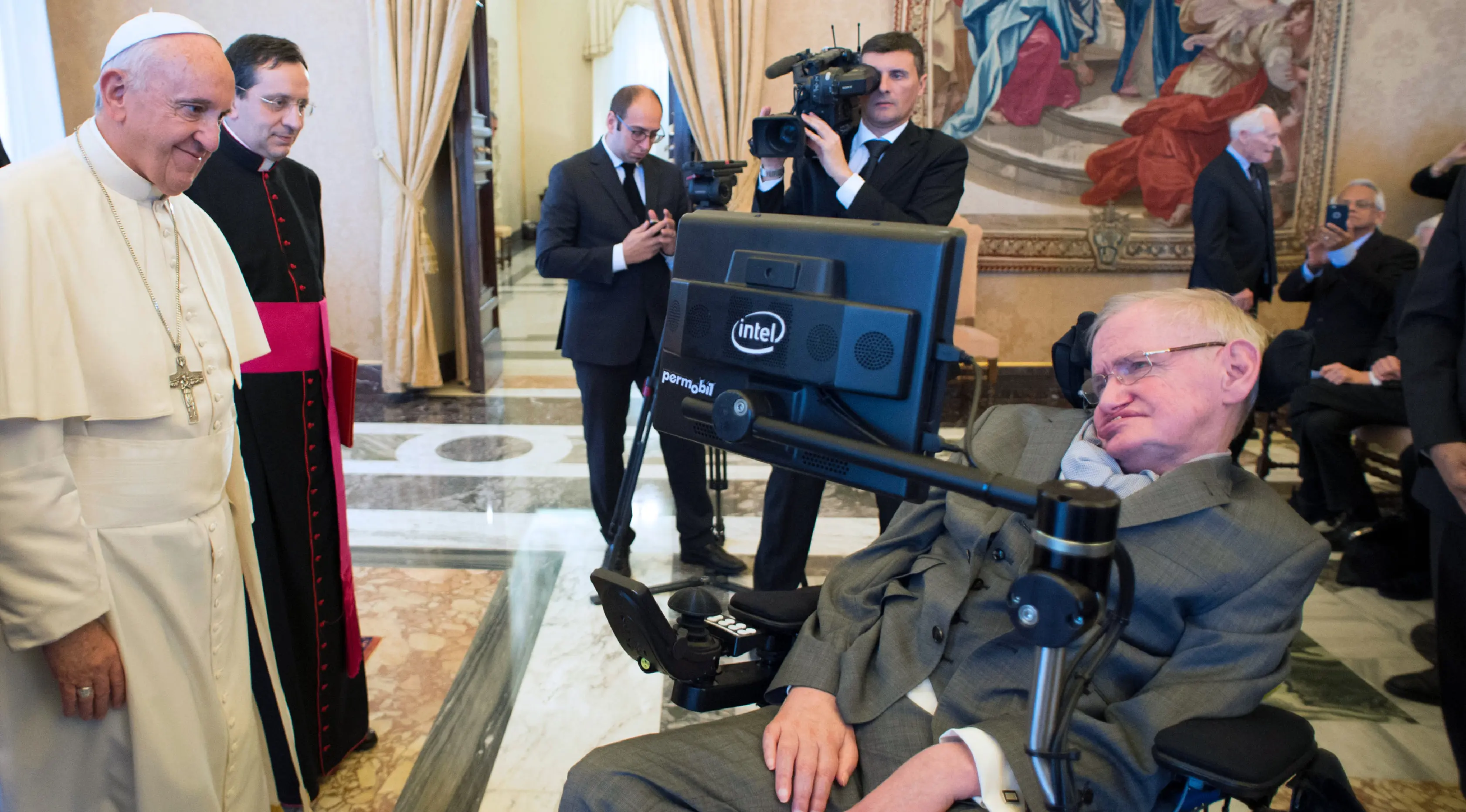 Foto pada tanggal 28 November 2016, Paus Fransiskus berbincang dengan Profesor Stephen Hawking di Vatikan. Ahli fisika teoretis, Stephen Hawking, meninggal dunia pada hari ini, Rabu (14/3/2018) dalam usia 76 tahun. (AFP Photo/Osservatore Romano)