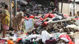 Penumpukan sampah imbas dari terlambatnya truk pembuangan sampah yang juga terhambat dalam pembuangan sampah di TPA Cipayung. (Liputan6.com/Herman Zakharia)