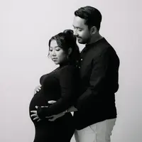 Potret Maternity Shoot Kiky Saputri, Kocak Adu Perut dengan Suami (Sumber: Instagram/kikysaputri)