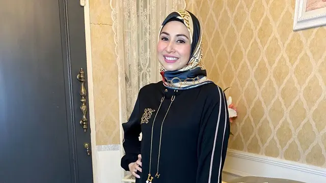 Hikmat Fashion menggandeng pemain film dan presenter Deswita Maharani sebagai brand ambassador.