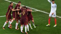 Para pemain Rusia saat merayakan gol penyeimbang Vasili Berezutski ke gawang Inggris di Stade Velodrome, Minggu (12/6/2016) dinihari. (BORIS HORVAT / AFP)