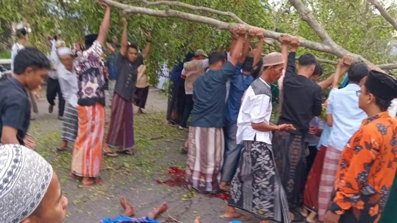Pohon tumbang menimpa jemaah sholat Idul Fitri di Alun-Alun Pemalang, Jawa Tengah, Senin (31/3/2025). (Foto: Liputan6.com/Istimewa/Humas Polres Pemalang)