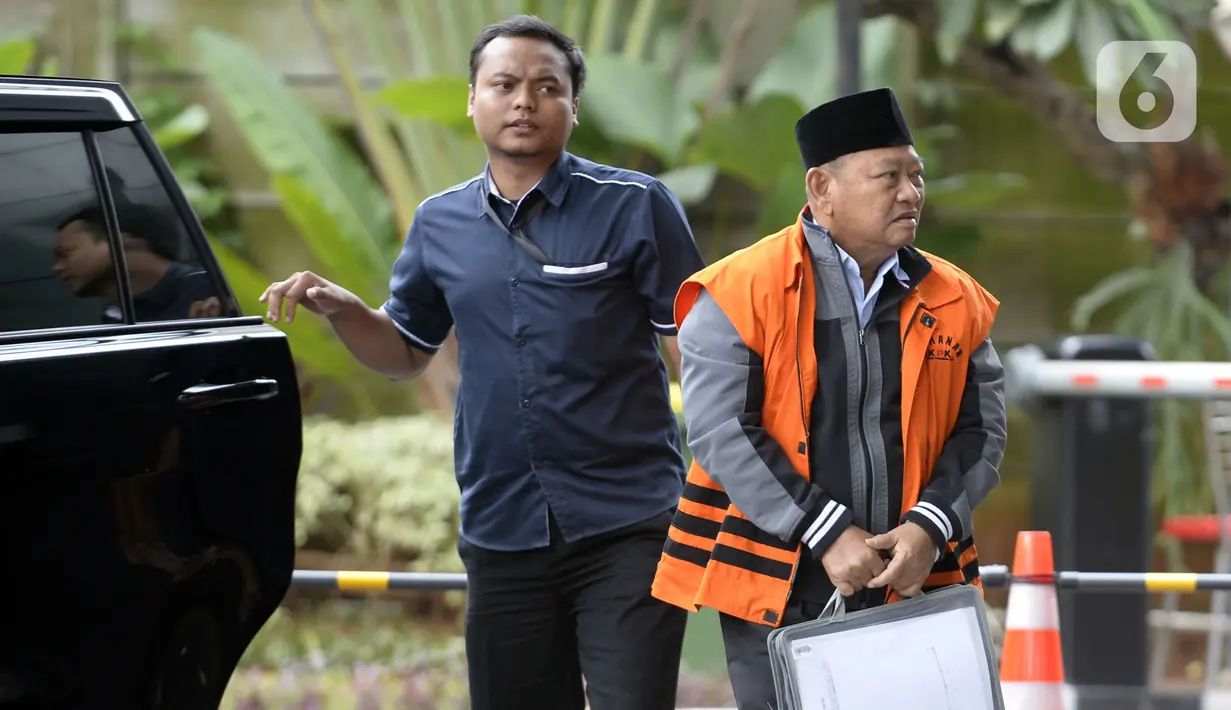 Bupati Sidoarjo nonaktif, Saiful Ilah tiba di Gedung KPK, Jakarta, Kamis (20/2/2020). Saiful Ilah diperiksa sebagai tersangka untuk melengkapi berkas terkait dugaan menerima suap proyek infrastruktur di Dinas PUPR Kabupaten Sidoarjo. (merdeka.com/Dwi Narwoko)