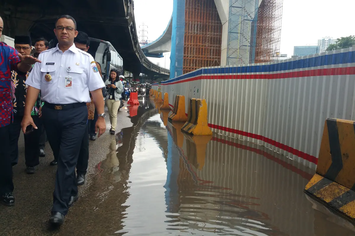 Gubernur DKI Jakarta Anies Baswedan meninjau Tol Becakayu