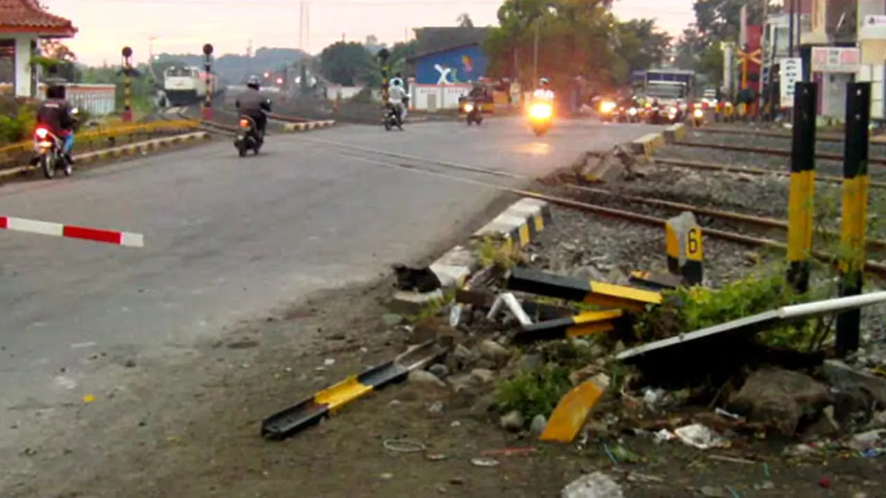 Petugas Lupa Tutup Pintu Perlintasan KA Barang Tabrak Trailer