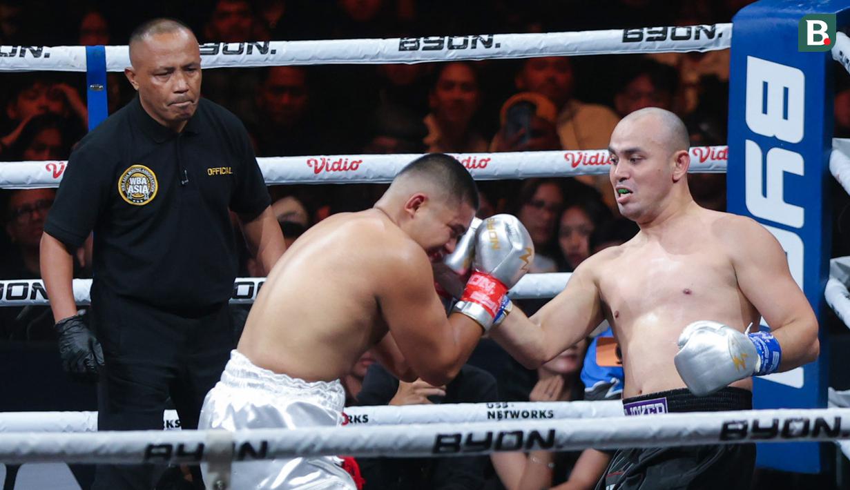Petarung Indonesia, Ardam Machmud, saat melawan petarung Malaysia, Nidal Mahmoud, pada pertandingan Byon Combat Showbiz Vol. 6 di Tennis Indoor Senayan, Jakarta, Sabtu (22/10/2025). (Bola.com/M Iqbal Ichsan)