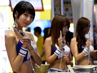 Para model mengenakan kostum karakter video game untuk mempromosikan produk di Tokyo Game Show 2016, Chiba, Tokyo, Jepang, (15/9). Tokyo Game Show adalah acara tahunan bagi para pembuat dan pengembang video-game di Jepang. (AFP PHOTO / Toru Yamanaka)
