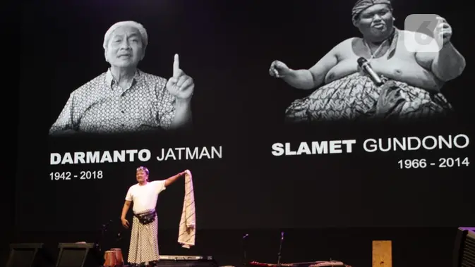 <p>Seniman serba bisa Eko Tunas bermonolog dengan impersonate dalang wayang suket asal Tegal, Slamet Gundono. Foto: liputan6.com/edhie prayitno ige </p>