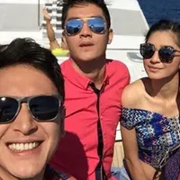 Mikha Tambayong bersama Boy William, Dimas Anggara, dan Amanda Rowles di kapal laut (Foto: Instagram)