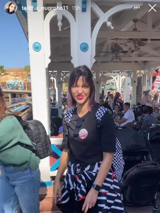 <p>Dalam potret tersebut, Nia terlihat memancarkan aura bahagia dan cantik dengan gaya rambut baru. (Instagram/talitha_nugroho11).</p>