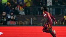 Lima menit berselang, AS Roma menggandakan keunggulan lewat gol yang dicetak Manu Kone. Tampak dalam foto, gelandang AS Roma asal Prancis, Manu Kone merayakan golnya selama pertandingan sepak bola Serie A Italia melawan Genoa di Stadio Olimpico pada Senin 29 Desember 2025 waktu setempat atau Selasa (30/12/2025) dini hari WIB. (Filippo MONTEFORTE/AFP)