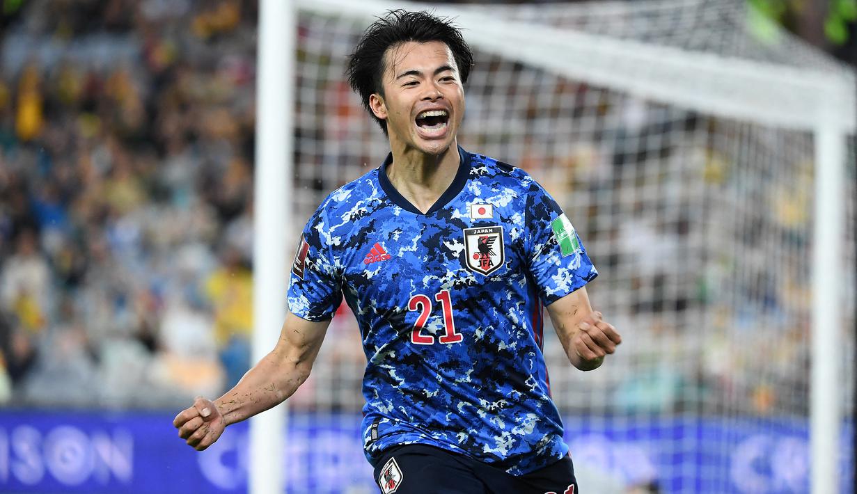 Selebrasi gelandang Jepang, Kaoru Mitoma setelah mencetak gol ke gawang Australia pada laga kualifikasi Piala Dunia 2022 Zona Asia Grup B di Australia Stadium (24/3/2022). Kaoru Mitoma menjadi pemain Jepang ke-12 yang pernah berlaga di Liga Inggris. Ia mengikuti jejak para pendahulunya seperti Maya Yoshida, Shinji Okazaki, Shinji Kagawa hingga Takumi Minamino. (AFP/Saeed Khan)